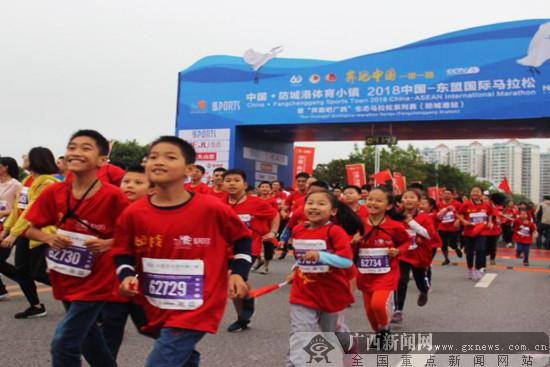 2018中国-东盟国际马拉松在防城港市激情开跑