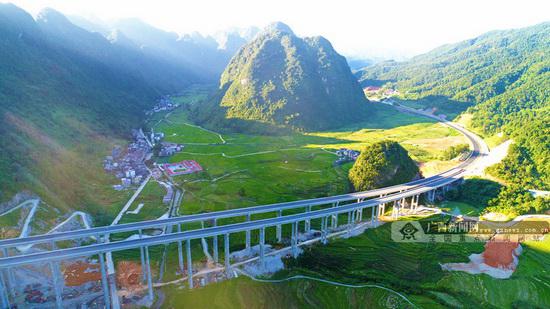 河池至百色高速公路路段。广西日报记者 李军 通讯员 林婕 摄 广西新闻网河池11月26日讯(记者 覃铮)记者从26日下午召开的河池至百色高速公路通车暨全市高速公路建设新闻发布会上获悉,河池至百色高速公路将于11月28日开始正式通车运营。 河池至百色高速公路是国家高速公路网规划7918国道G78汕头至昆明公路的组成部分,是连接河池、百色革命老区最便捷的公路通道。其起点位于河池市金城江区拔贡镇寨敖村,接六寨至宜州高速公路,途经金城江区、南丹县、东兰县、巴马县和百色市田阳县,终点位于百色市右江区那务村,接百