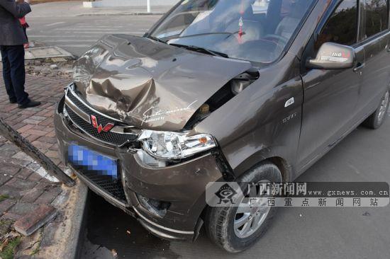 钦州两辆小车发生猛烈碰撞 事故导致两人受伤(图)