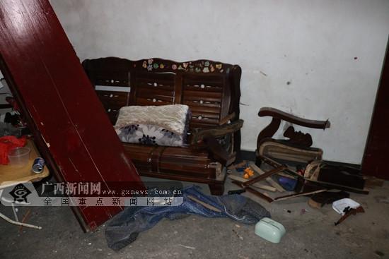 沙发被撞烂.广西新闻网通讯员 钱璐 摄