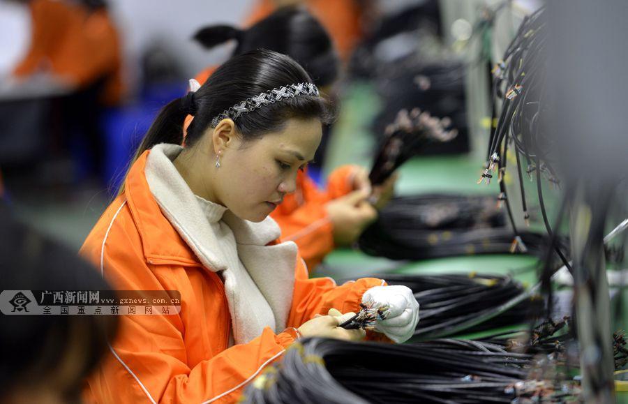 工人正在加工电脑数据线.广西新闻网通讯员 潘志祥 摄