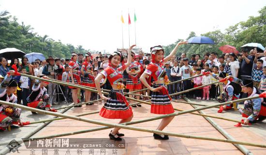 贵港市覃塘区少数民族姑娘表演竹竿舞.