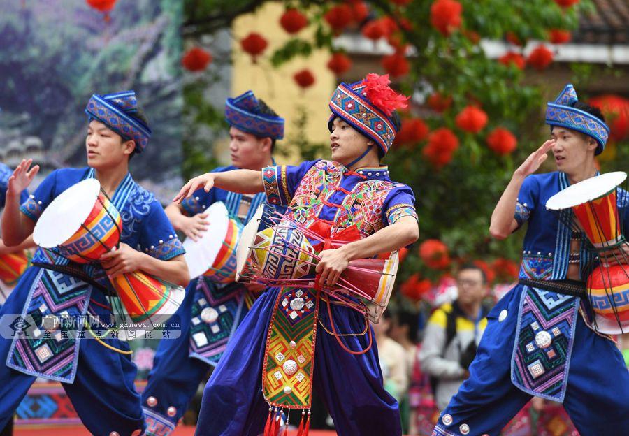 4月4日,在罗城仫佬族自治县棉花天坑景区,群众在表演文艺节目.