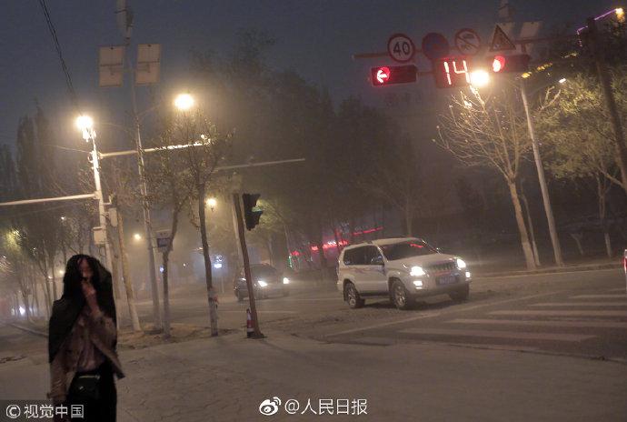 新疆阿拉尔强沙尘暴来袭 城市瞬间"入夜"