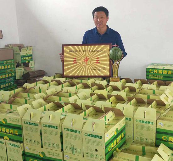 尽管单个棚占地面积仅有一亩半地的种植区域,为了保障富硒西瓜的品质