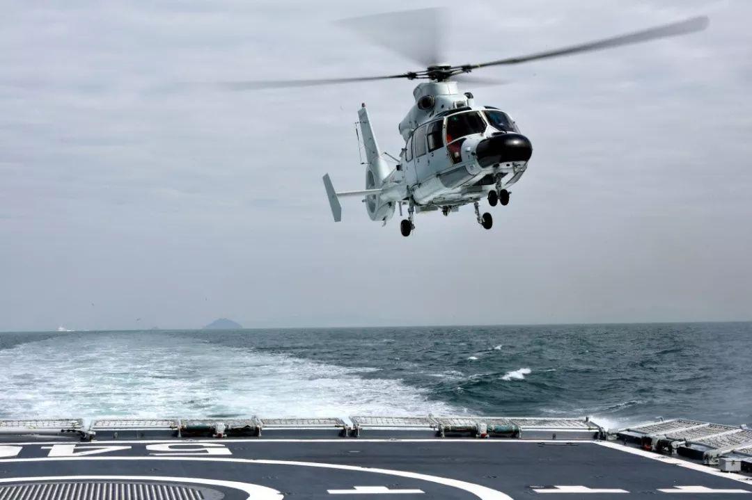 4月26日,一架参加演习的直升机在中国海军盐城舰上做起飞准备.