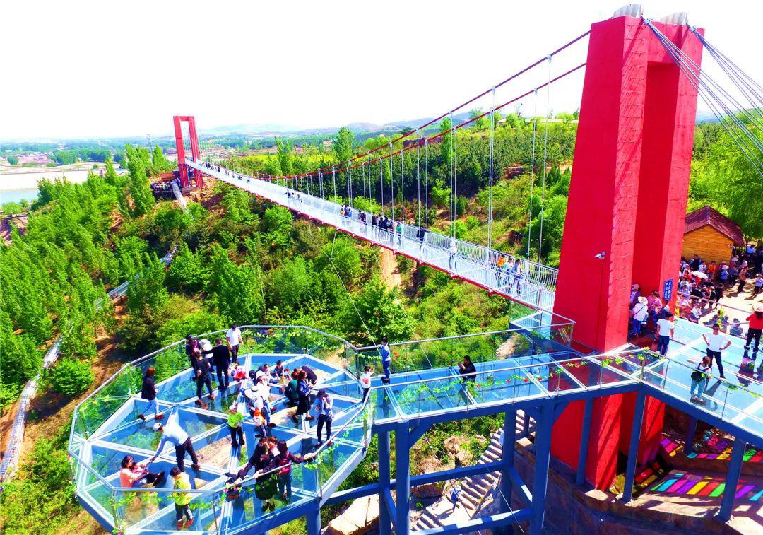 红石寨旅游区的汽摩特技表演,小镇民俗表演深受欢迎,网红玻璃桥新景点