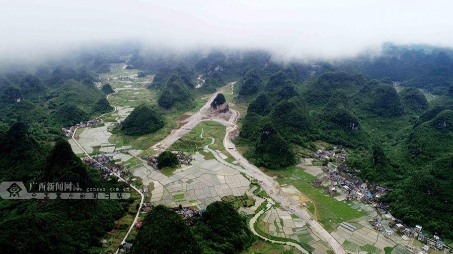 5月8日,在柳州市融安县泗顶镇儒南村拍摄的山村美景.