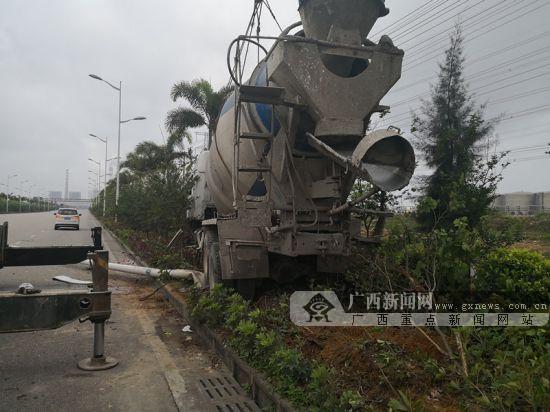 混凝土搅拌车突然故障路灯花带无辜躺枪图