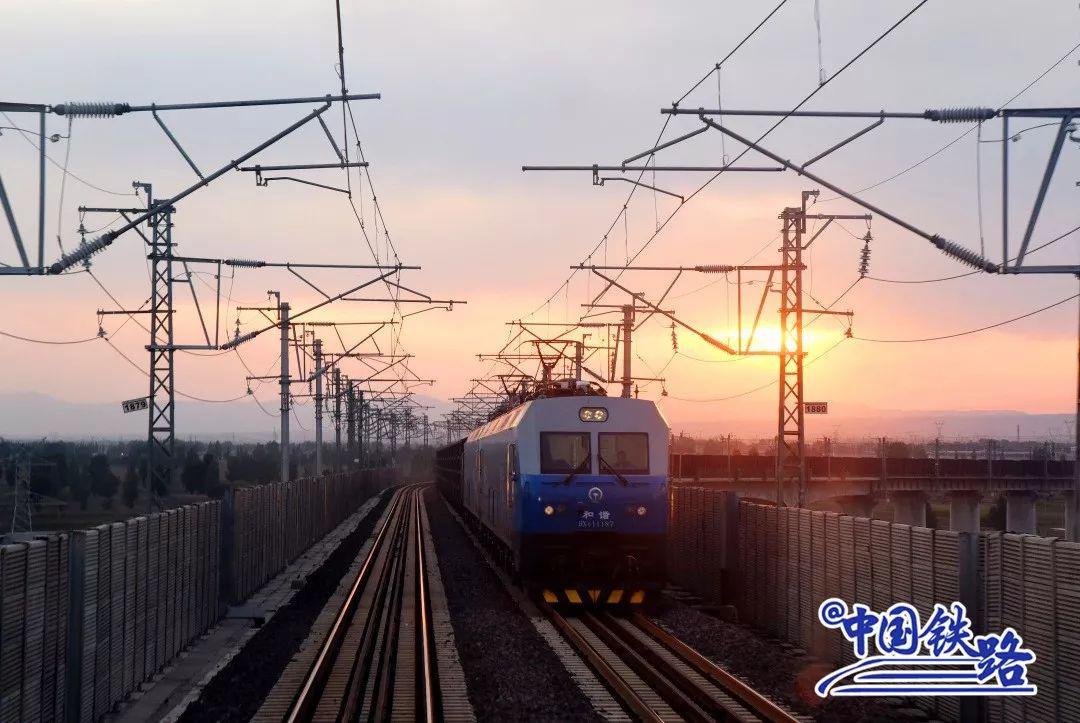 唐呼铁路开始运行万吨列车  运行一年以来  极大地缓解了京津冀区域