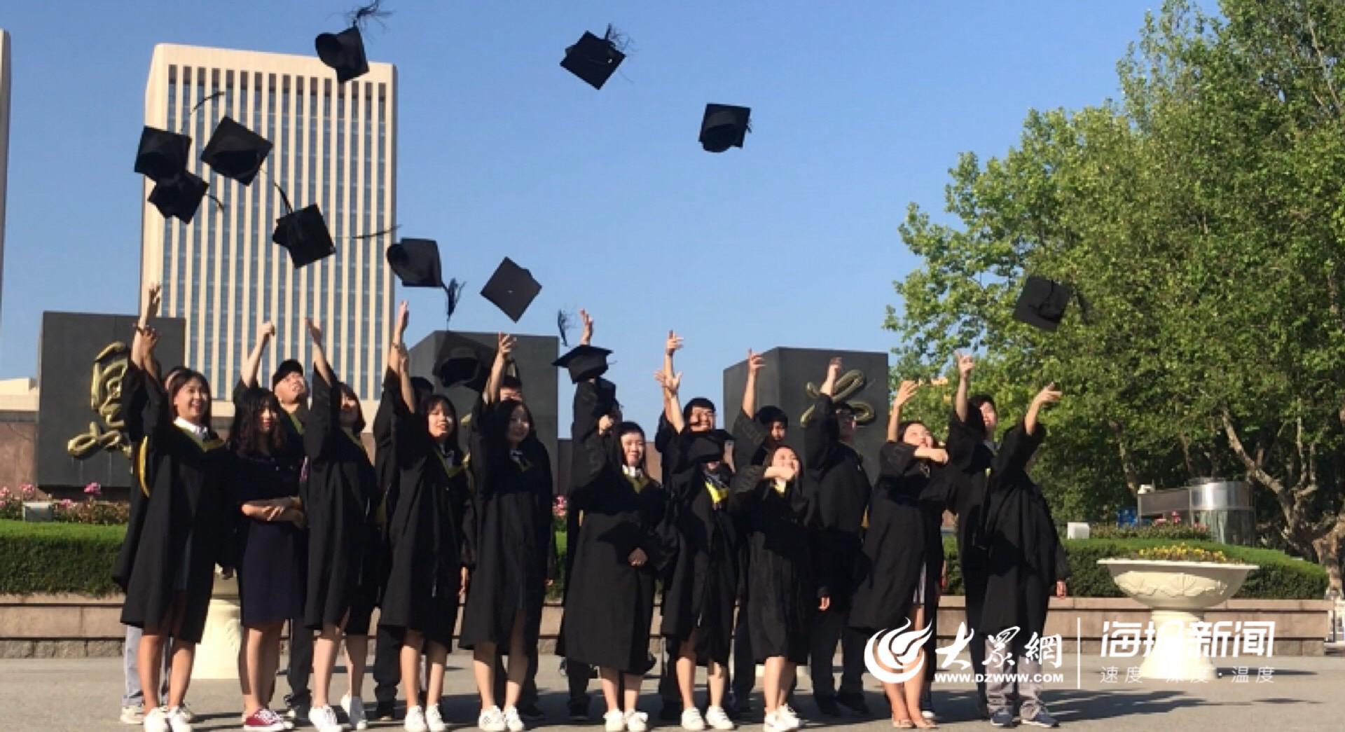 青岛大学毕业生们花式拍照定格美好