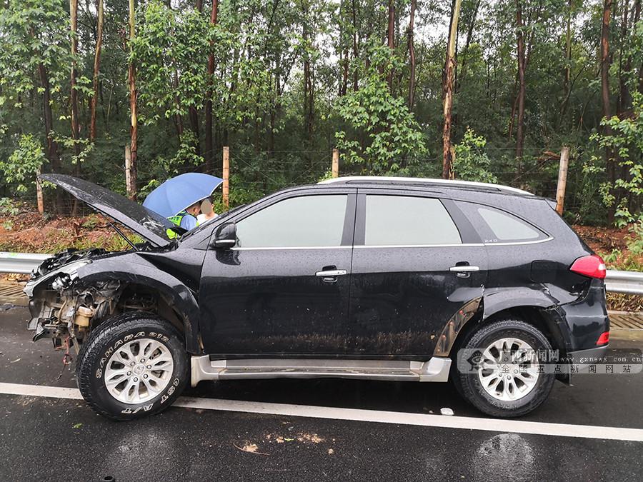 雨天高速行车 小轿车失控撞护栏致车头严重变形