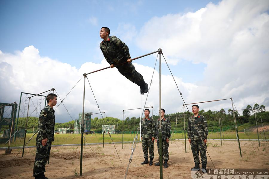 防城港武警比武场上"兵教头"一决高下(组图)