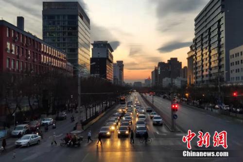 资料图:城市道路上的汽车。张旭 摄