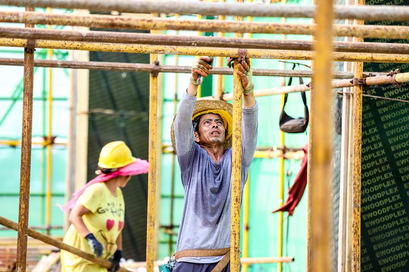 组图致敬烈日下挥洒汗水的建筑工人