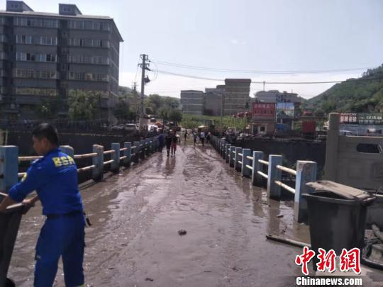 子长县一蓄水坝发生溃塌。供图