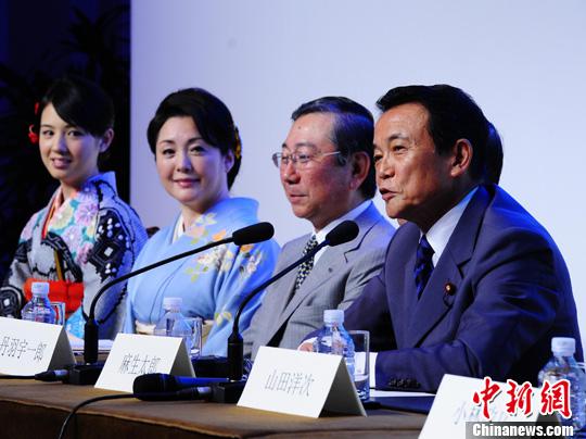 资料图:日本副首相兼财务相麻生太郎(右一.中新社发 侯宇 摄