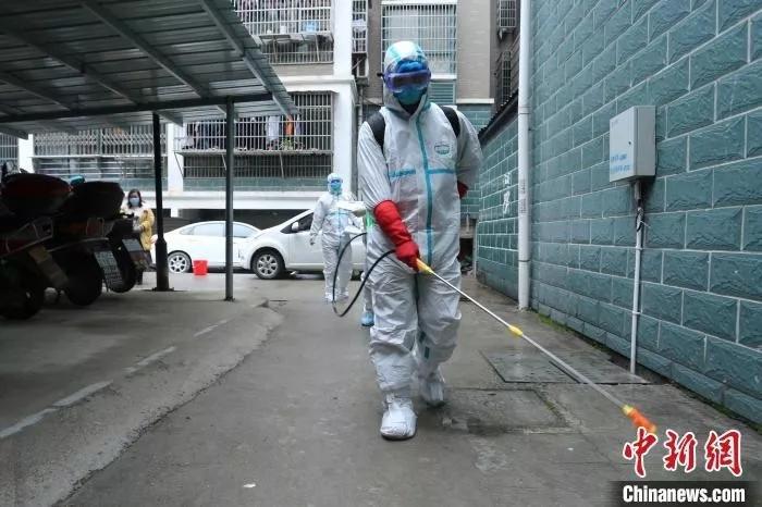1月25日,江西省瑞昌市疾控中心工作人员在小区消毒.魏东升 摄