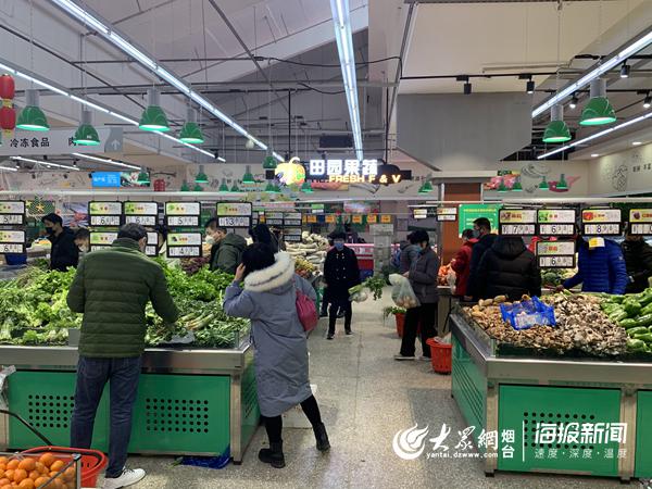 牟平区金茂超市城东店内前来采购的市民 李广圣 摄