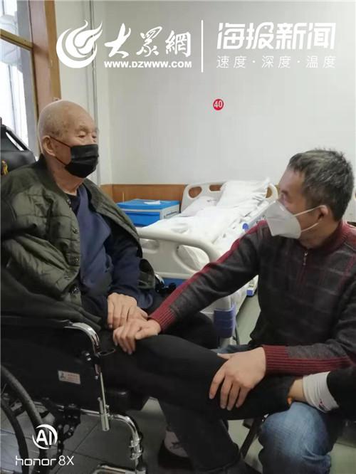 任自明在医院照顾康复中的父亲