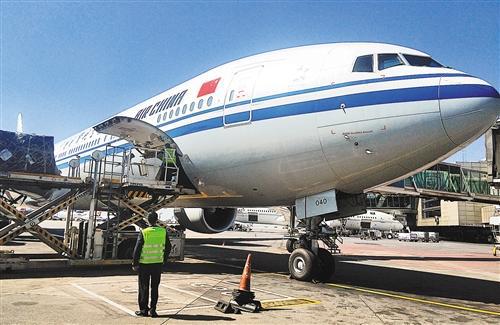 中国国际航空公司日前安排专机将物资从南非德班国际机场送回国内.