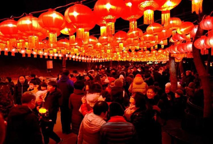 当日是正月十五元宵节,各地一派喜气祥和的节日景象,人们欢欢喜喜闹