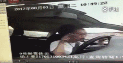 双手多次离开方向盘