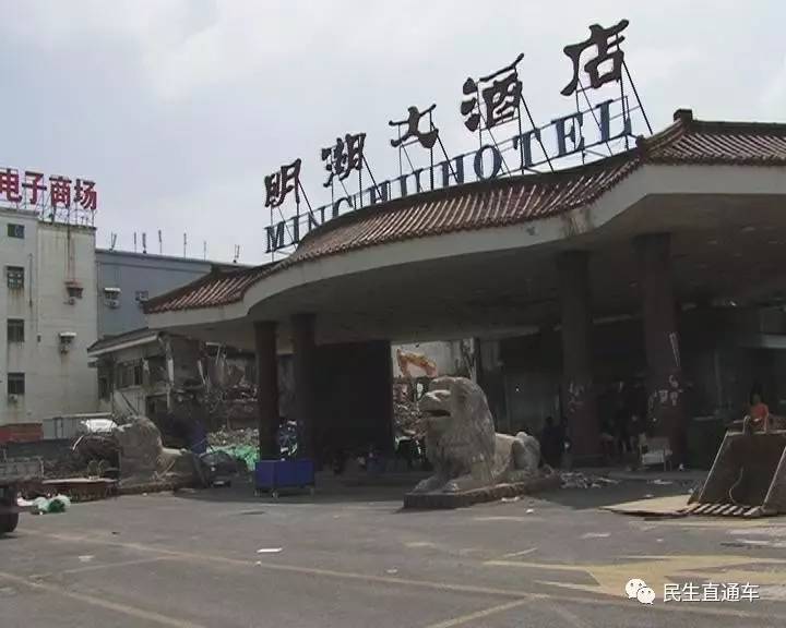 由于明湖大酒店主楼距北园高架桥不足百米,周围商圈也