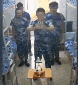 各高校都陆续开始军训 一进校门学子就已感受到 宿舍兄弟一起求雨