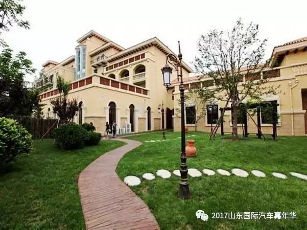 迄今为止山东~规模最大、规格最高的汽车展览 2017山东即墨国际汽车嘉年华, 于9月22-28日即将盛大启幕! 地点就在即墨鳌山湾-青岛国际博览中心! 超过15万平的展会面积, 全部为厂家直达参展, 多款新车豪车首次降临! 多个行业前瞻论坛同期举行, 行业大伽齐聚即墨、众多媒体聚焦青岛, 山东车展规格档次从此迈入全国一线阵营! SUV极限动态体验、百车城市集结赛, 汽车时装秀,汽车音乐节, 舞蹈大赛,机器人大赛 等 将在馆内馆外同期举行, 这将是一场与以往车展注定不同的 高规格、高品质的一次汽车盛大派