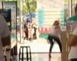 33岁已婚女子哭喊跪求母亲买iphone8!我等这天等得好辛苦啊