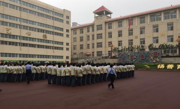 穿检察制服的女士,她是济南市城郊地区人民检察院驻第二女子监狱检察