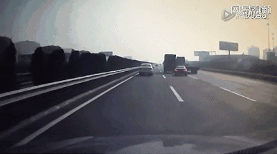 微警示超跑在高速上疯狂超车变线下一秒却如此悲剧