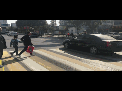 百姓关注:创城结束了?乱停放,乱丢垃圾,不礼让行人问题又