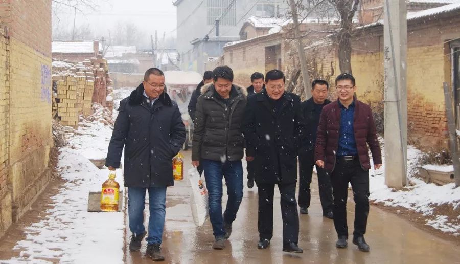 书记葛广勋对前来走访困难户的省检察官培训学院常务副院长杨克安说到