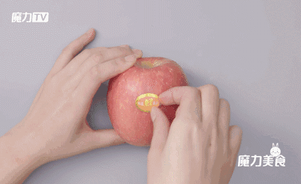 总想一刀就把苹果皮切到底,刀功捉急,永远不能如愿.