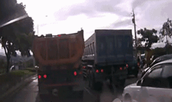 事发现场↓↓↓ 侧翻的大货车, 来不及躲闪的行人与车辆 …… 这便是
