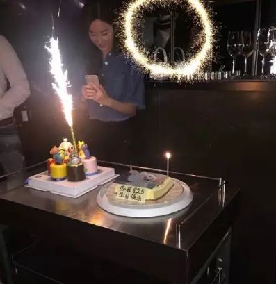 但通过天仙生日宴会现场流出的图片,强大的网友扒出了宋承宪同款帽子