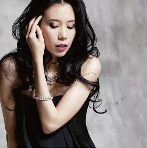 这个中国最性感女歌星,曾被无数人诋毁,现在却活成了女人最羡慕的样子