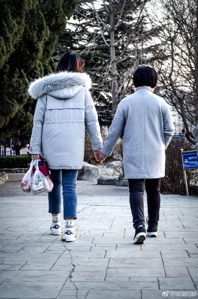牵妈妈的手,陪她慢慢走