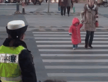 ②行人过马路快速通过