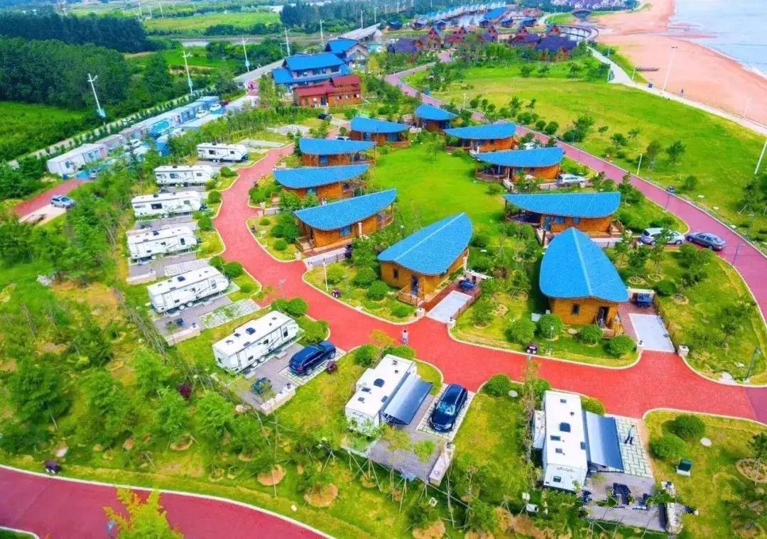刚到房车营地就被房车给震撼住了!