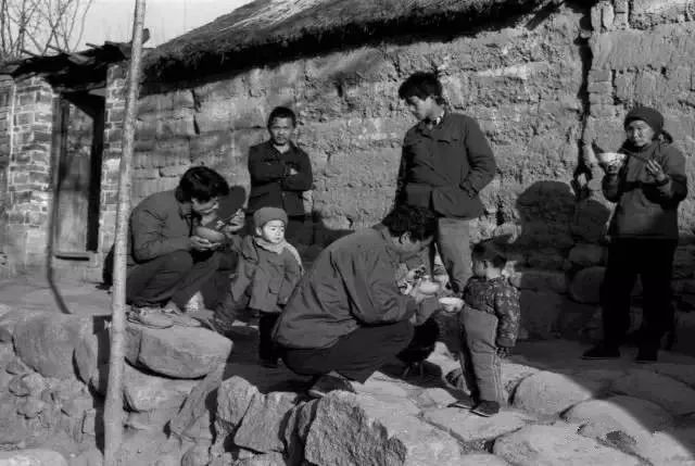 70年代农村吃饭老照片瞬间刷爆朋友圈