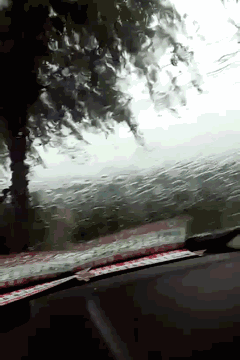 限行7座以上客车及危化品车,荣潍高速因暴雨路面湿滑,部分路段有积水