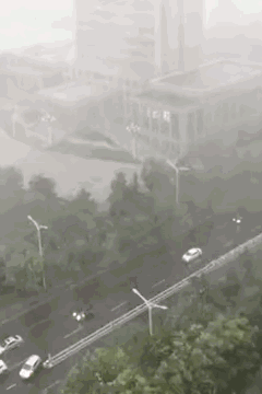 限行7座以上客车及危化品车,荣潍高速因暴雨路面湿滑,部分路段有积水