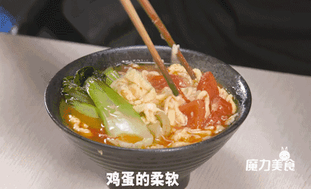挑战4种爆火网红美食,鸡蛋面的香味让人走不动了.