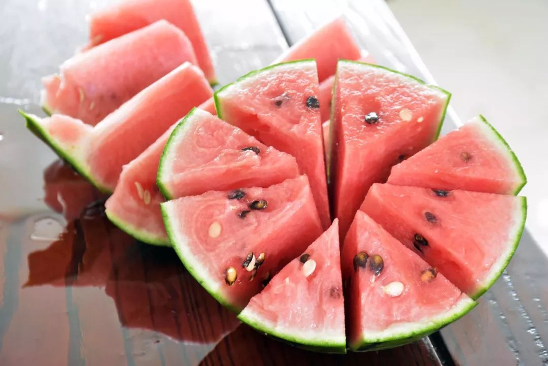 脆甜多汁!20箱西瓜,500箱萝卜免费送!