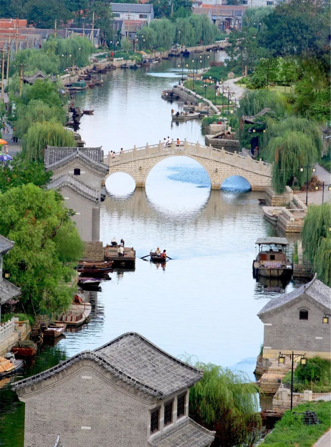 南阳古镇历史悠久,它方方正正,状若棋盘,漂浮于湖水之上,古朴典雅