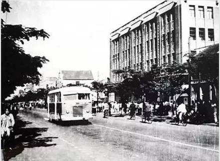泉城路264号,建于1955年,原使用单位济南百货,1955年8月15日开业