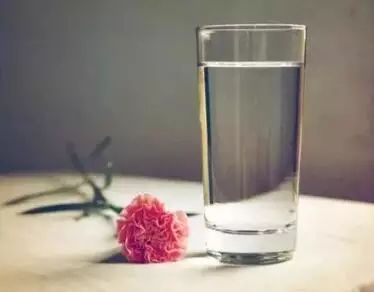 早晨空腹喝水是对还错呢这些你得知道